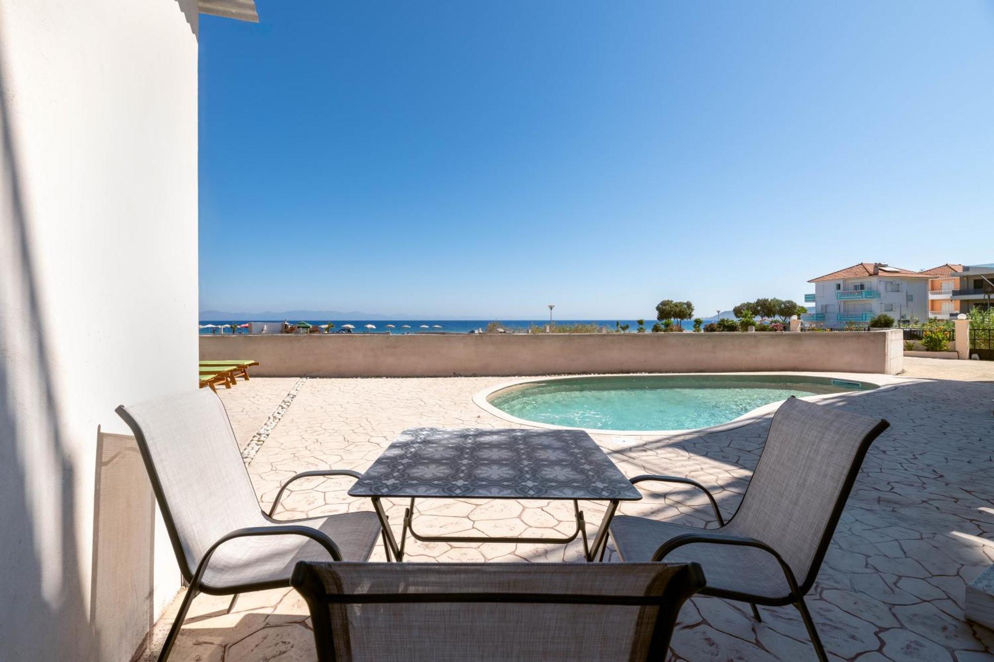 White&Blue Luxury Suites Ялисос Екстериор снимка
