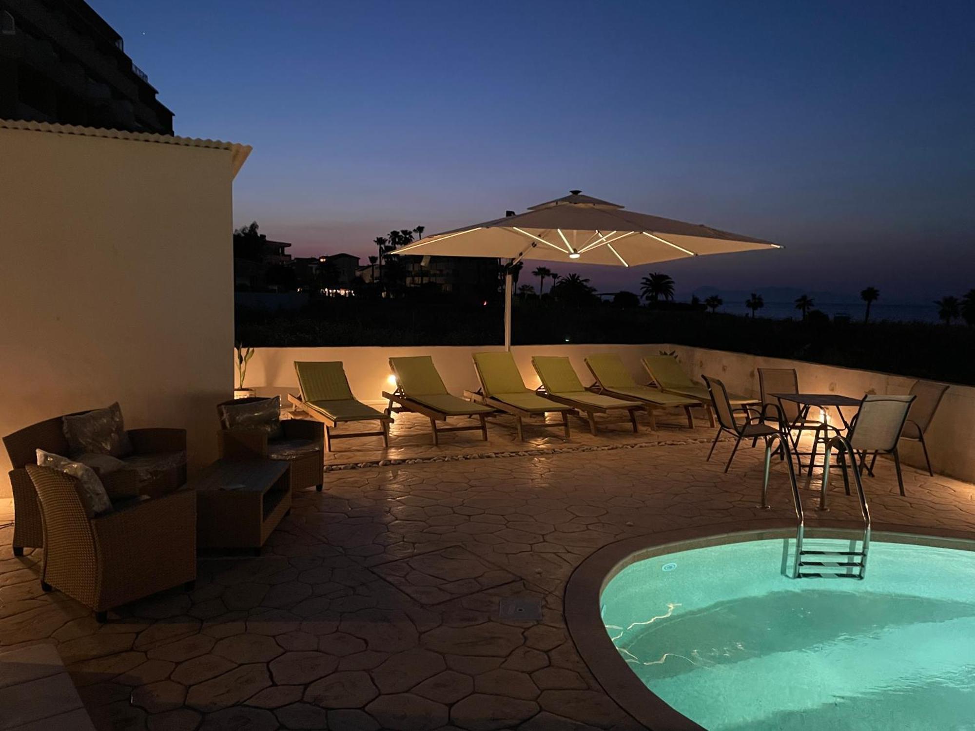 White&Blue Luxury Suites Ялисос Екстериор снимка